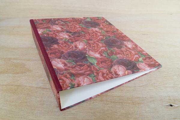 Ringbuch bedruckt mit roten naturalistisch gemaltenRosen